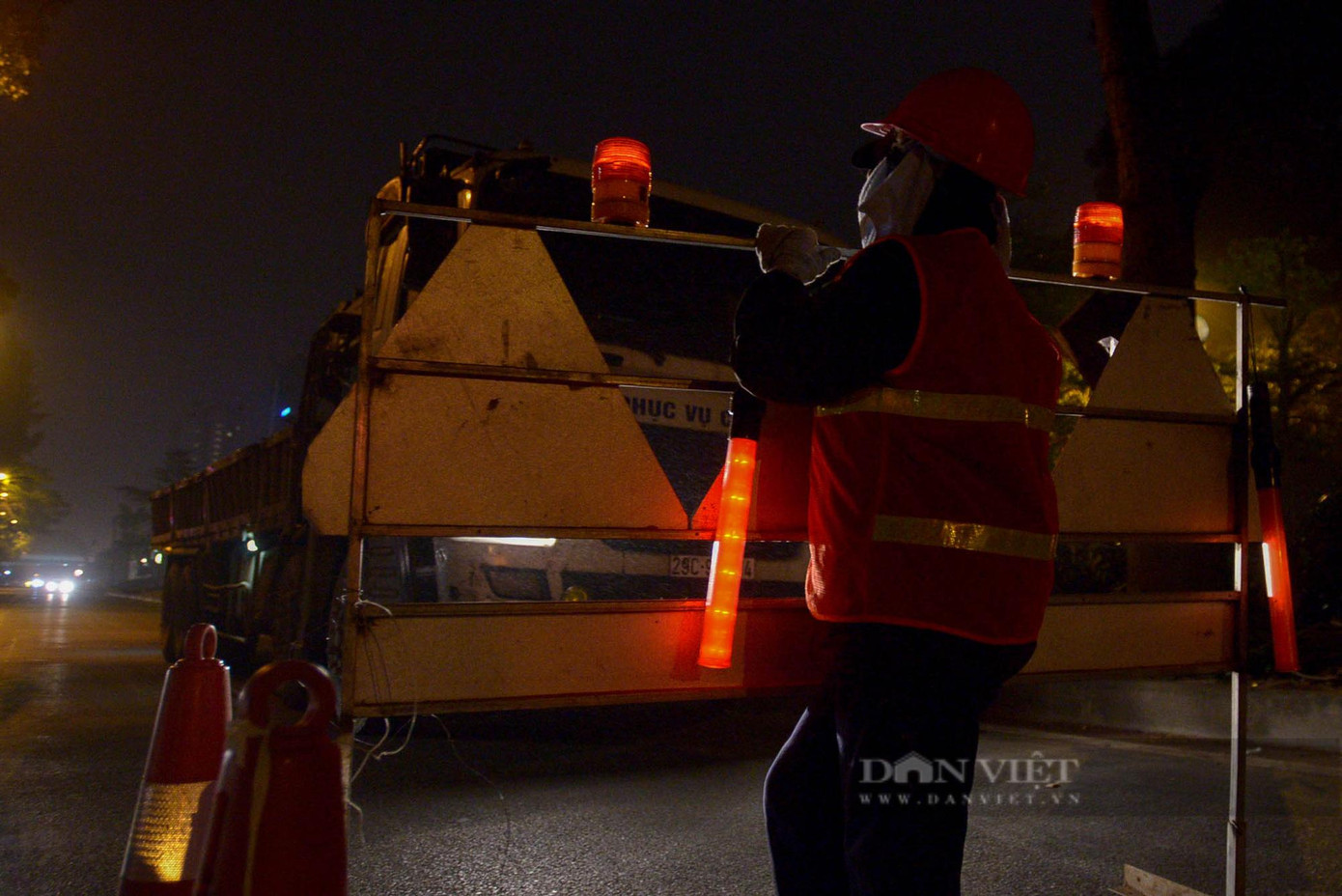 Trong đêm, đơn vị thi công đã lập rào chắn, biển báo, hướng dẫn và phân luồng giao thông để thực hiện việc đánh chuyển cây xanh, nhằm phục vụ mở rộng con đường này trong thời gian tới. Trong đêm, đơn vị thi công đã lập rào chắn, biển báo, hướng dẫn và phân luồng giao thông để thực hiện việc đánh chuyển cây xanh, nhằm phục vụ mở rộng con đường này trong thời gian tới.