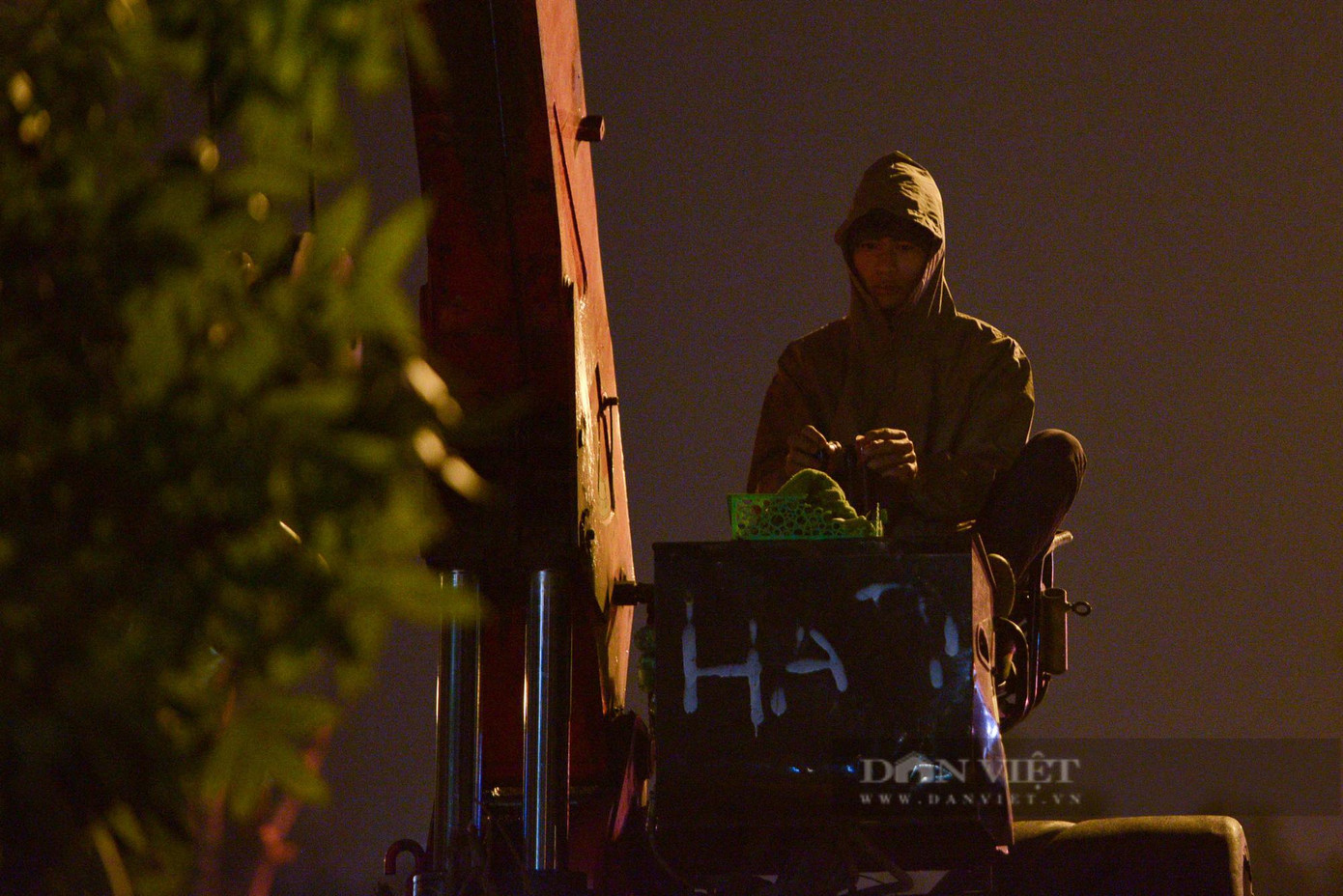 Ngoài ra, hơn 8.000 m2 mảng cây và cỏ cũng sẽ bị dịch chuyển. Công tác dịch chuyển cây xanh sẽ được thực hiện cả ngày lẫn đêm để đảm bảo đúng tiến độ. Ngoài ra, hơn 8.000 m2 mảng cây và cỏ cũng sẽ bị dịch chuyển. Công tác dịch chuyển cây xanh sẽ được thực hiện cả ngày lẫn đêm để đảm bảo đúng tiến độ.