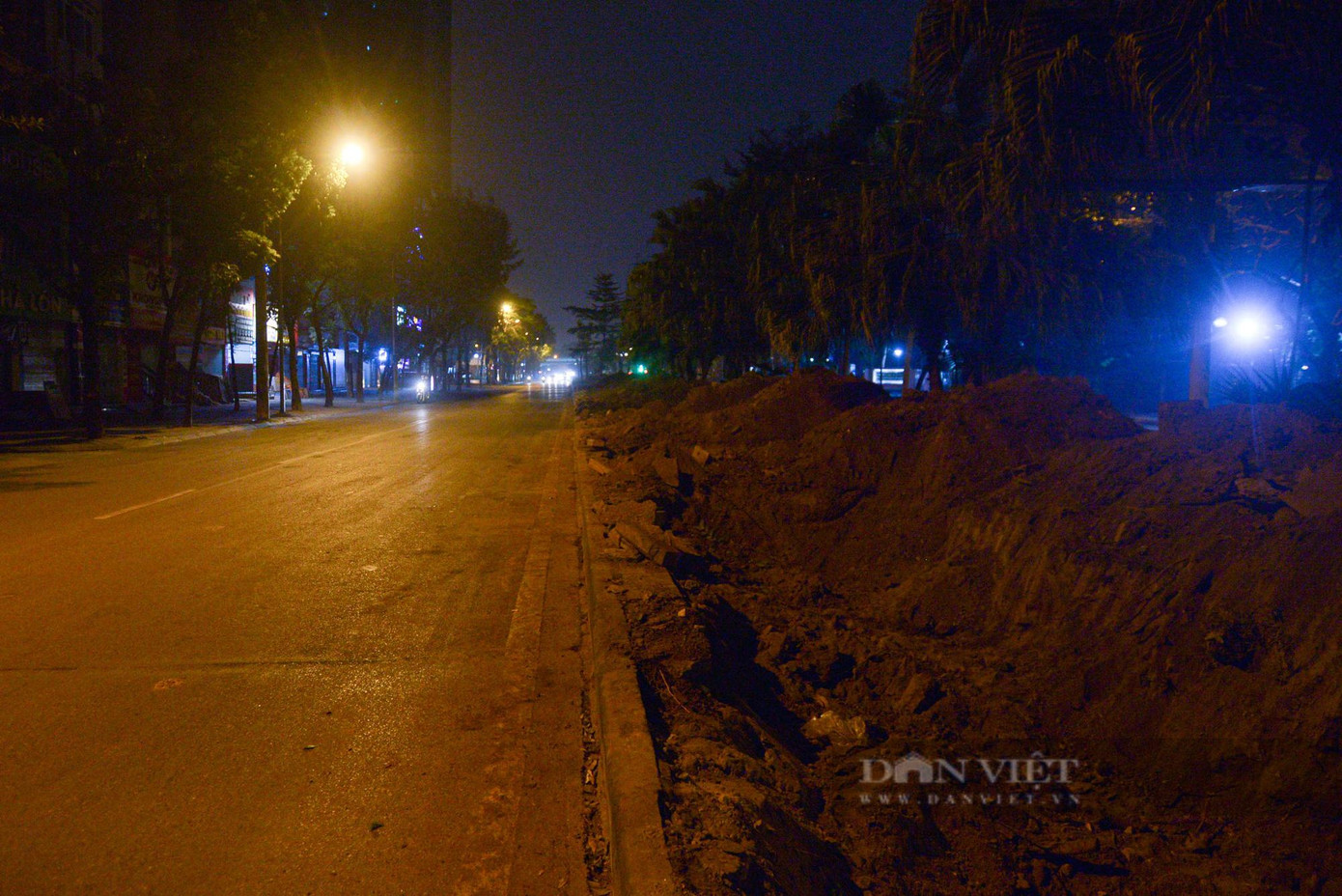 Đường Hoàng Quốc Việt có chiều dài gần 3.000 m, rộng 25 m, là một trong những tuyến đường huyết mạch của Thủ đô. Dải phân cách giữa tuyến đường Hoàng Quốc Việt sẽ được thu hẹp từ 8 - 11,5 m xuống còn 4,4 m để mở rộng mặt đường. Đường Hoàng Quốc Việt có chiều dài gần 3.000 m, rộng 25 m, là một trong những tuyến đường huyết mạch của Thủ đô. Dải phân cách giữa tuyến đường Hoàng Quốc Việt sẽ được thu hẹp từ 8 - 11,5 m xuống còn 4,4 m để mở rộng mặt đường.