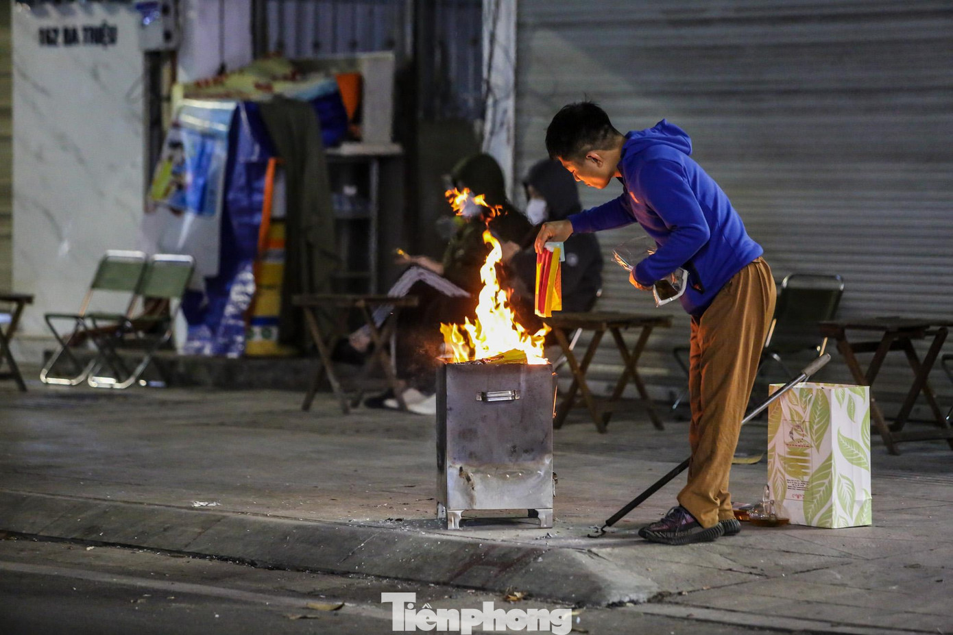 Người dân hóa vàng tại vỉa hè. Người dân hóa vàng tại vỉa hè.