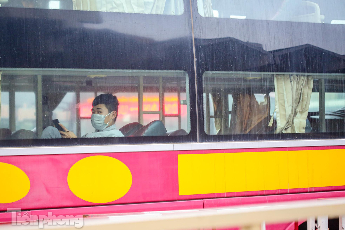 "Năm nay đúng là "thảm", mọi năm khách không có xe mà về, đều phải đặt trước cả tháng, năm nay còn không có khách mà rời bến", một lái xe cho biết.