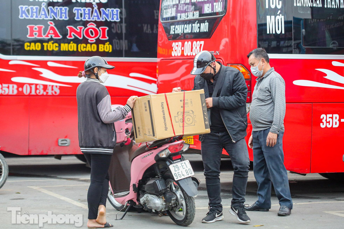 Lượng hàng hóa gửi còn nhiều hơn lượng khách đi.