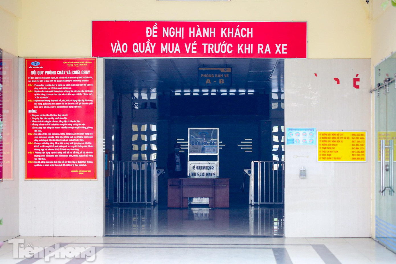 Do ít người nên một lối đi đã được đóng lại.