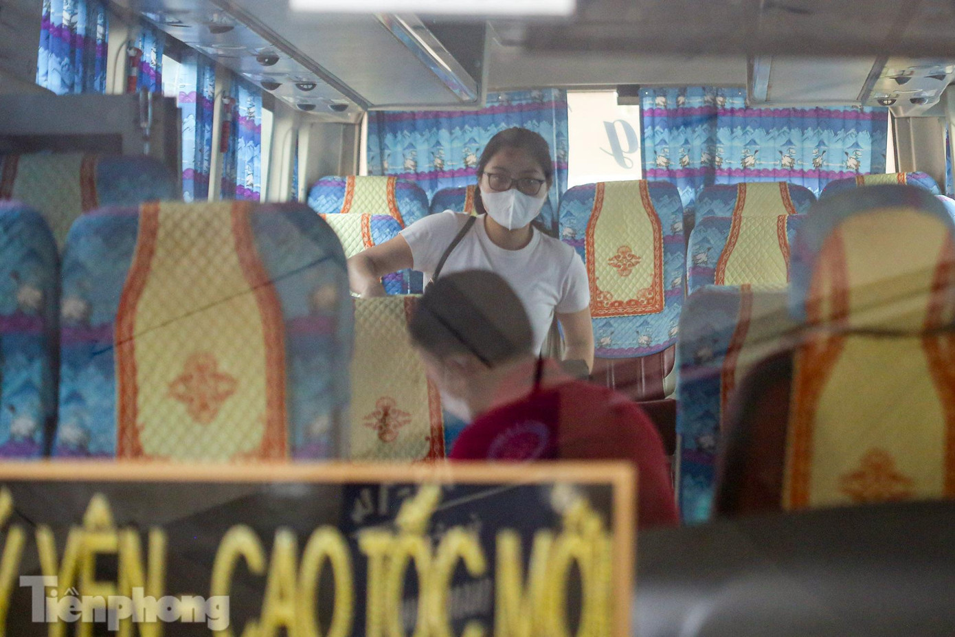 Trên xe thi thoảng xuất hiện một vài khách.