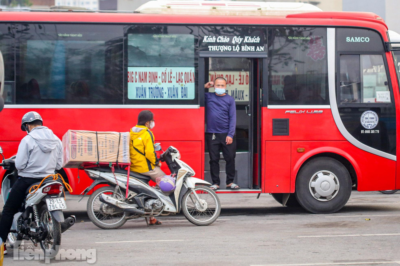 "Ngày xe chạy 2 chuyến, chuyến đi được 6 khách, chuyến về được 3 khách. Năm ngoái cũng ảnh hưởng dịch COVID-19 nhưng không "thê thảm" như năm nay", một lái xe khách Hà Nội-Nam Định cho biết.