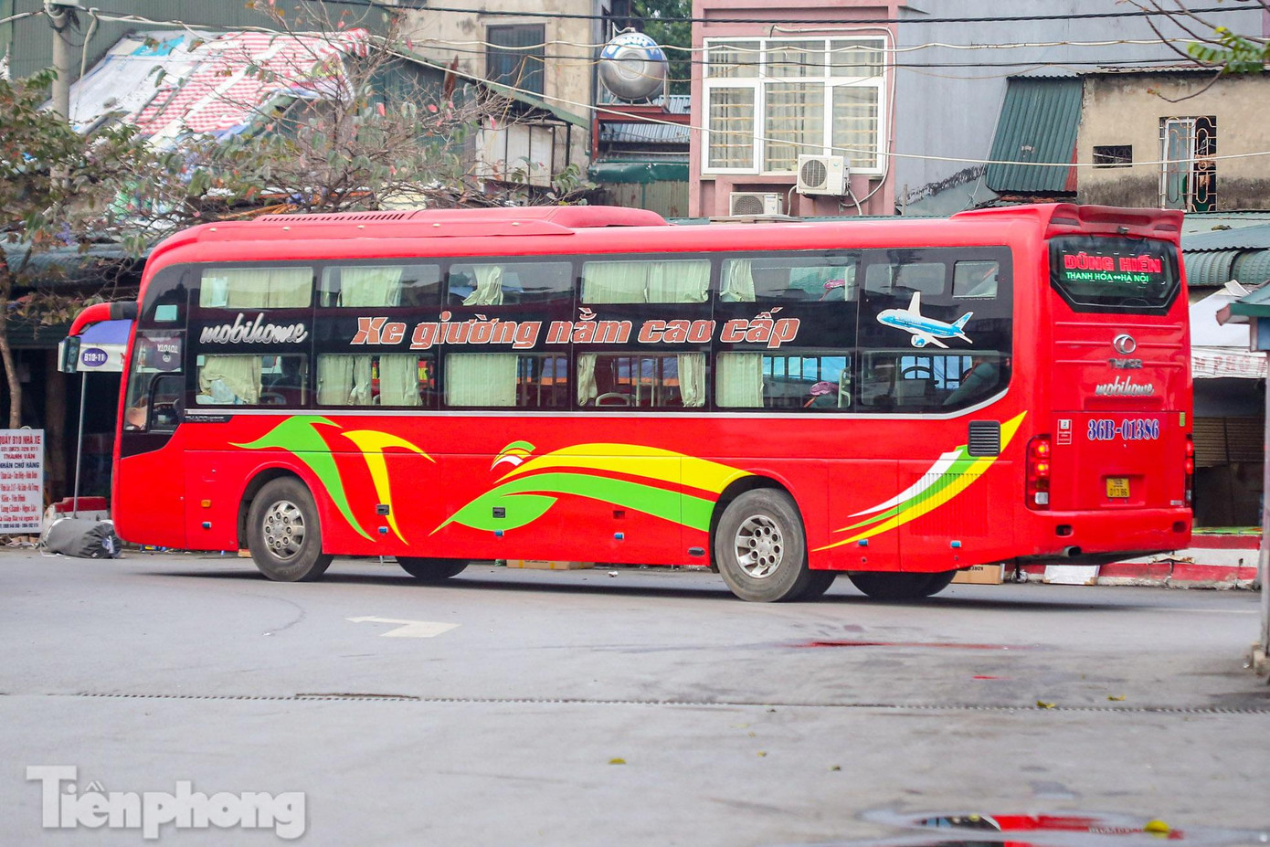 Một chiếc xe giường nằm rời bến khi trống nhiều chỗ.