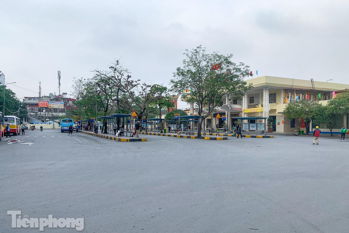 Xe khách và xe buýt ở bến trong tình trạng "đói khách"