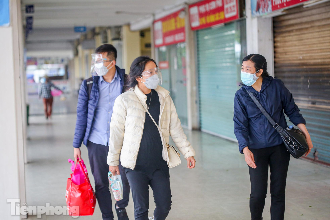 Số người xuất hiện trong bến chỉ đếm trên đầu ngón tay.