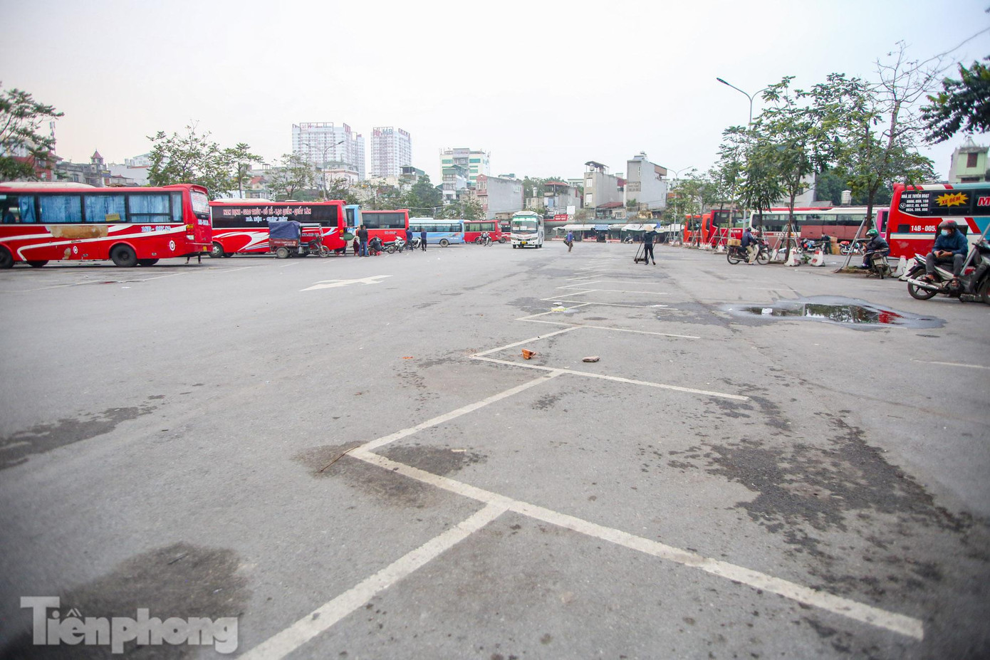 Chẳng còn khung cảnh đông đúc, vội vã, chen nhau lên những chuyến xe cuối cùng để về quê ăn Tết.