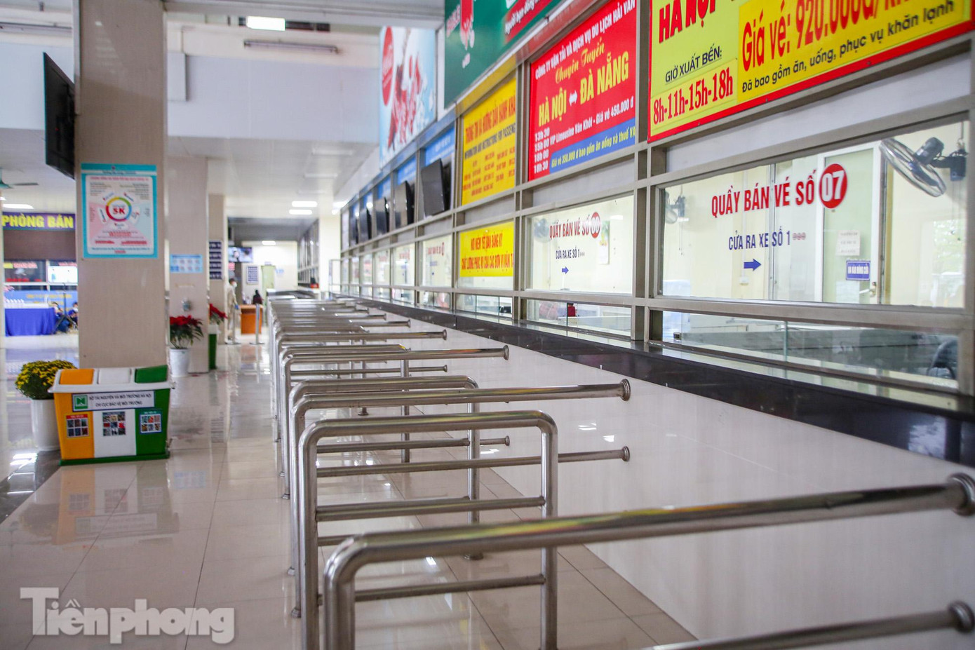 Các ô cửa đều sẵn sàng phục vụ, tuy nhiên khu vực quầy vé lại vắng bóng người mua.