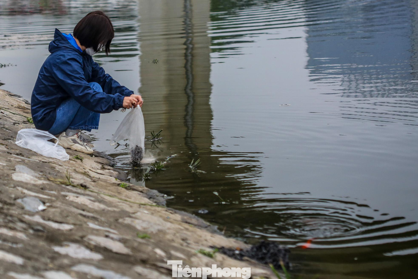 Một số bộ phận người dân thả cả bụi tro, chân hương, đồ thờ cúng xuống hồ khiến mặt nước hồ biến sắc, gây ô nhiễm.