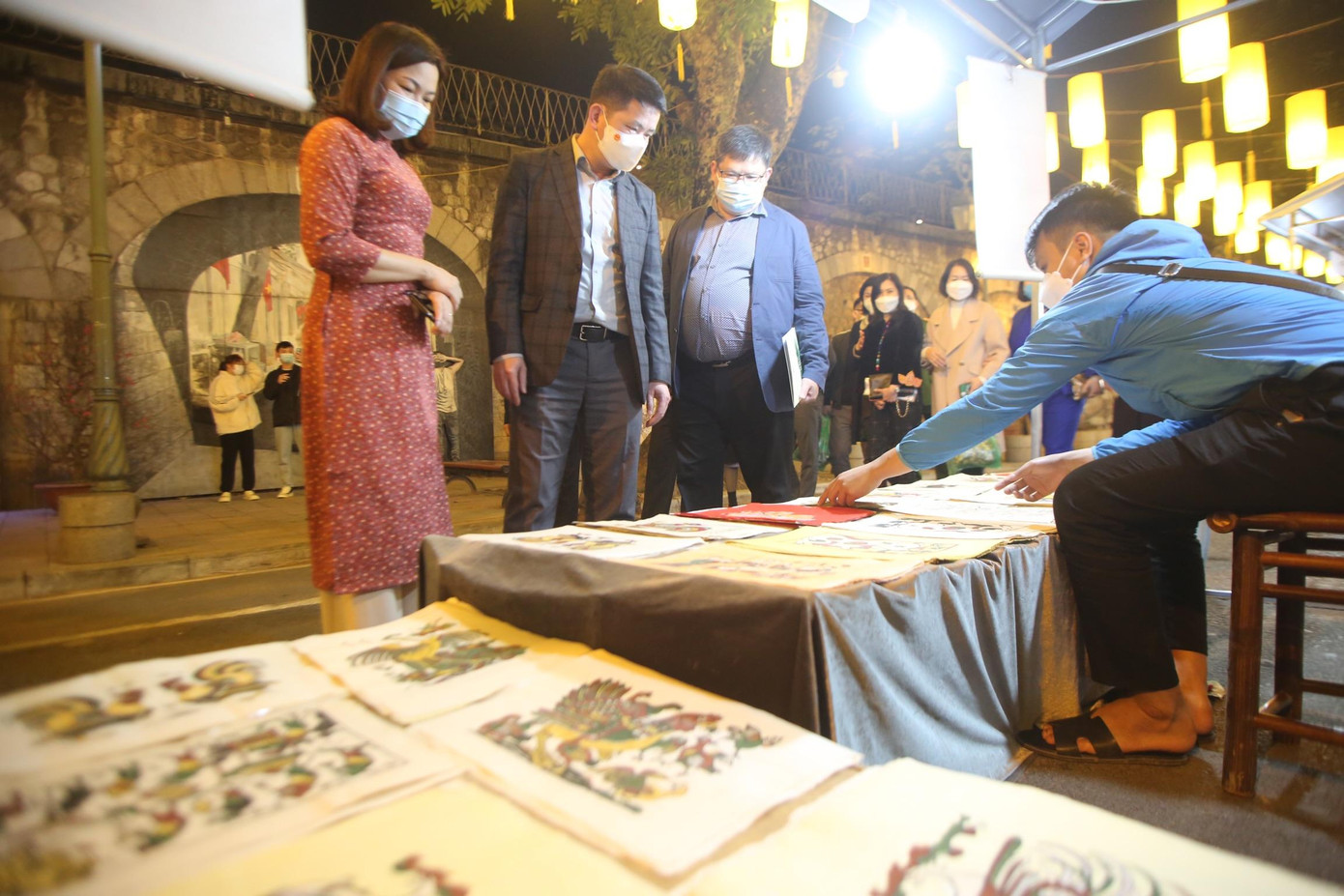 Lãnh đạo quận Hoàn Kiếm thăm các gian hàng tại không gian phố bích họa Phùng Hưng. Lãnh đạo quận Hoàn Kiếm thăm các gian hàng tại không gian phố bích họa Phùng Hưng.