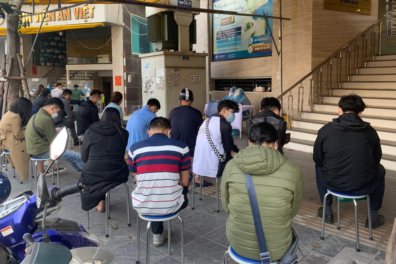 Khá đông người dân ngồi chờ kết quả sau khi xét nghiệm. Khá đông người dân ngồi chờ kết quả sau khi xét nghiệm.