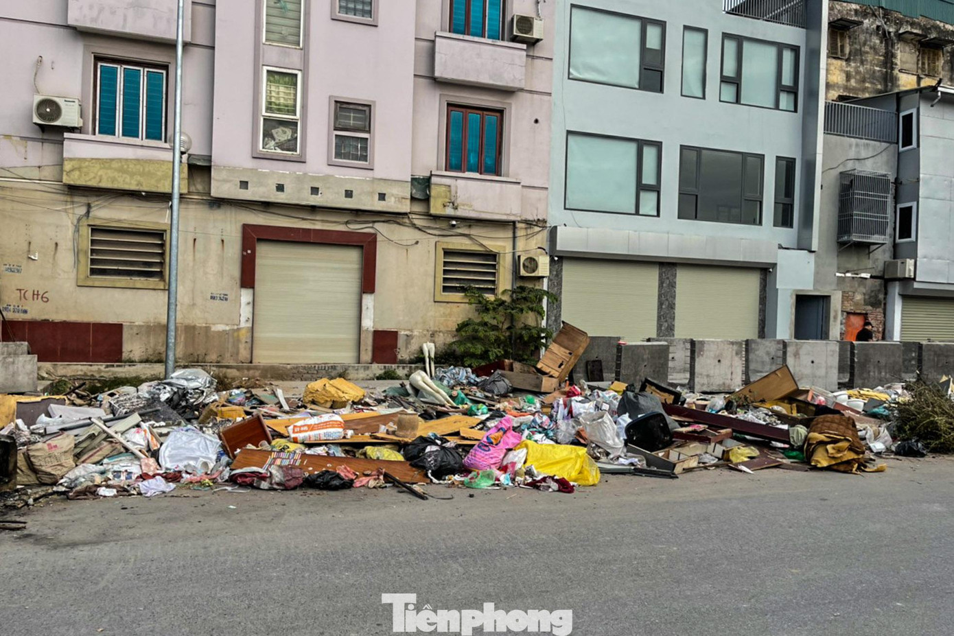 Rác ngập tràn trước những căn nhà. Rác ngập tràn trước những căn nhà.