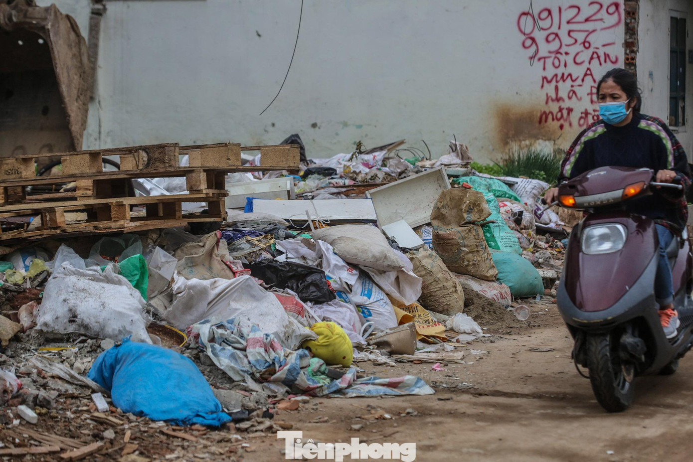 Rác thải bốc mùi gây khó chịu cho những hộ dân sinh hoạt tại khu vực trên và cả người đi đường. Rác thải bốc mùi gây khó chịu cho những hộ dân sinh hoạt tại khu vực trên và cả người đi đường.
