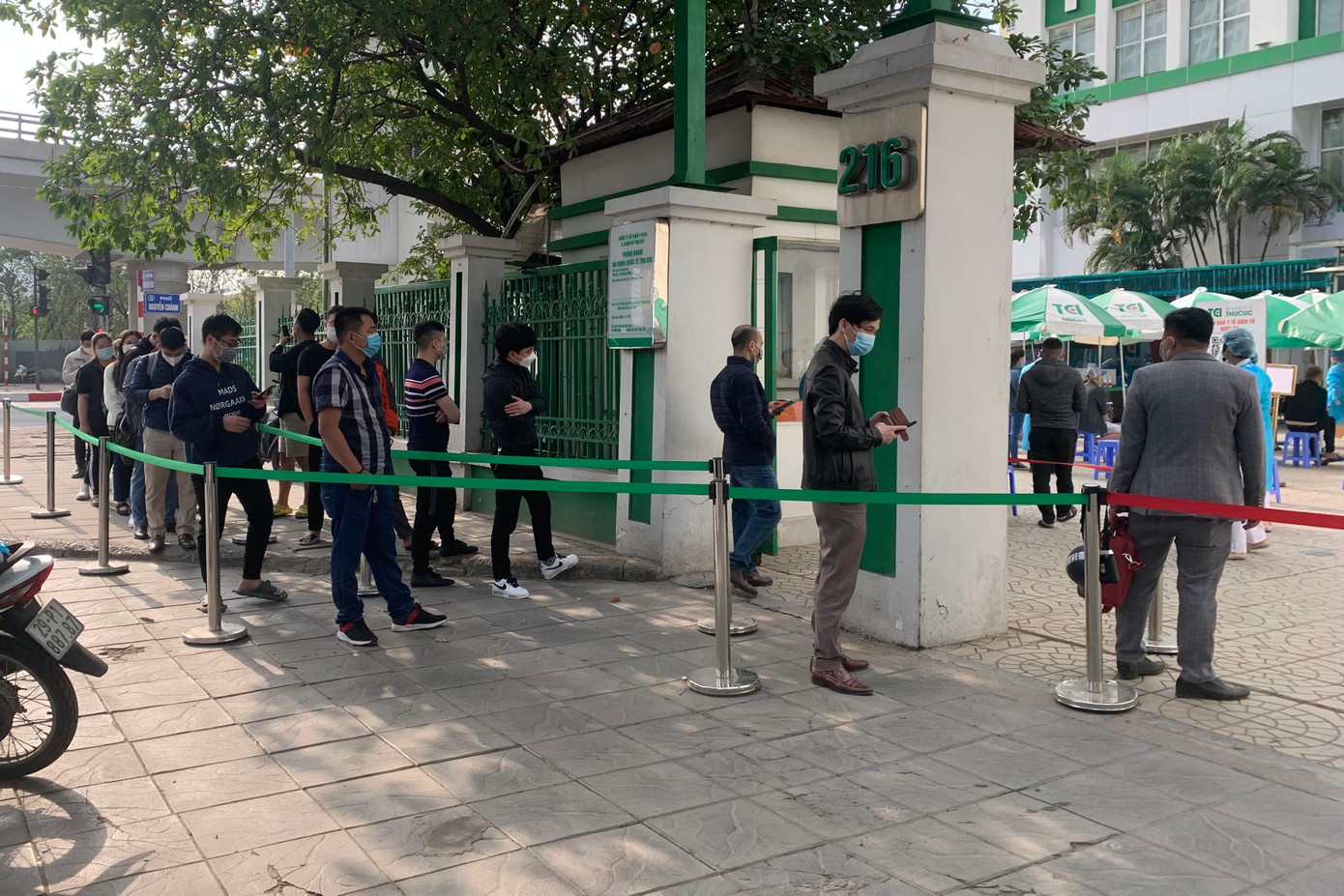 Hàng chục người xếp hàng trên vỉa hè trước cửa phòng khám. Hàng chục người xếp hàng trên vỉa hè trước cửa phòng khám.