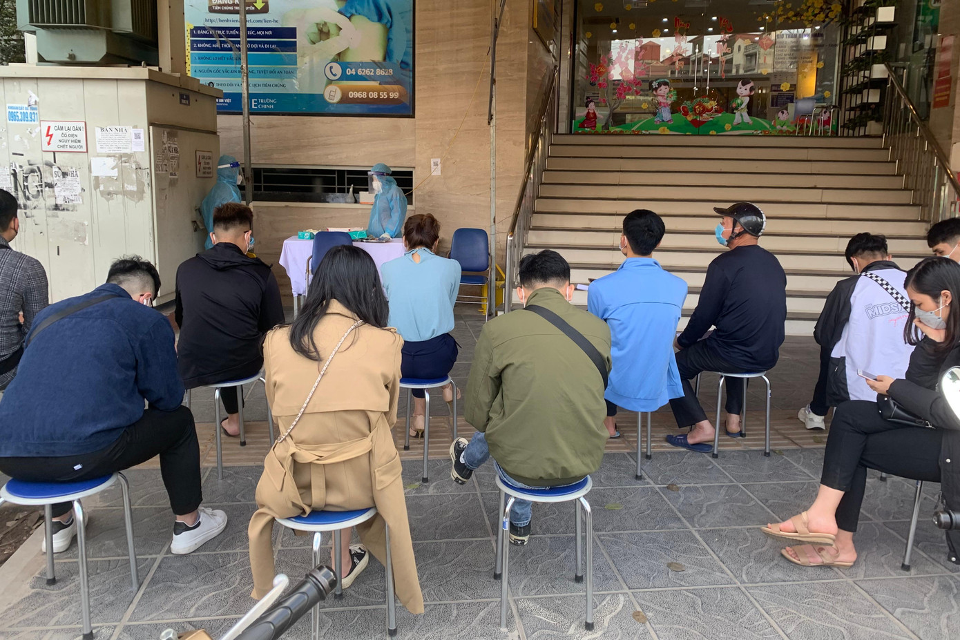 Tại một bệnh viện khác trên đường Trường Chinh, việc làm thủ tục, xét nghiệm COVID-19, trả kết quả đều được diễn ra trên vỉa hè trước cổng viện. Tại một bệnh viện khác trên đường Trường Chinh, việc làm thủ tục, xét nghiệm COVID-19, trả kết quả đều được diễn ra trên vỉa hè trước cổng viện.