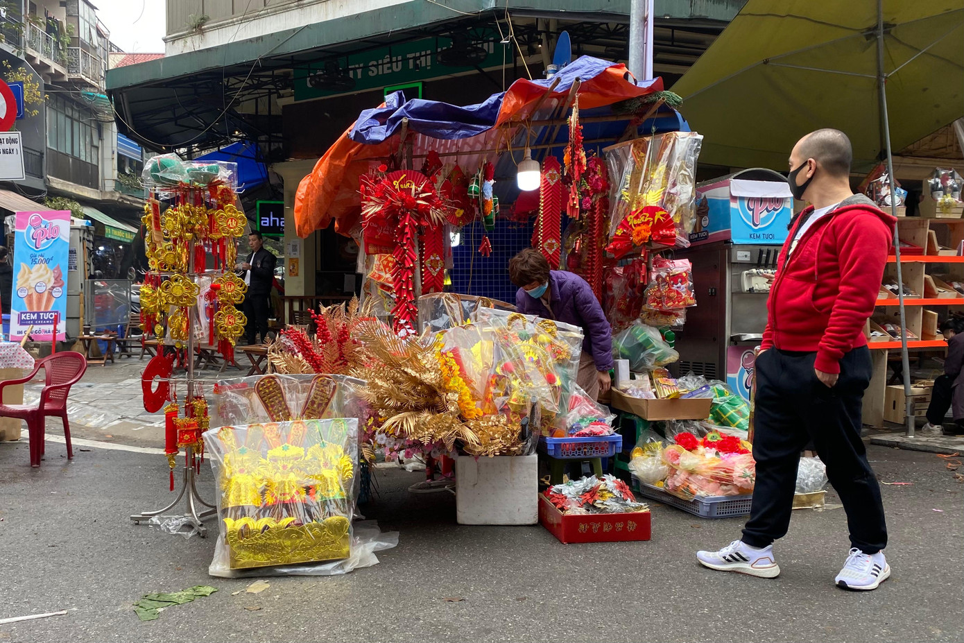 Nắm bắt nhu cầu người tiêu dùng, các tiểu thương bày bán la liệt những mặt hàng cúng ông Công ông Táo xuống lòng đường để chào mời khách. Nắm bắt nhu cầu người tiêu dùng, các tiểu thương bày bán la liệt những mặt hàng cúng ông Công ông Táo xuống lòng đường để chào mời khách.