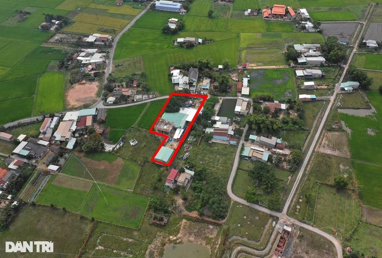 Khu vực này dân cư khá thưa, xung quanh bao bọc bởi nhiều ruộng lúa, đồng cỏ. Tịnh thất Bồng Lai nằm giữa khu vực một bên là ruộng lúa, một bên là nhà dân.