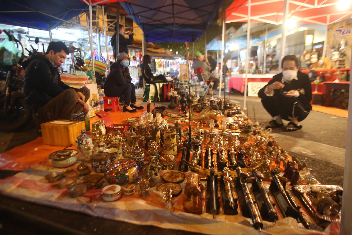 Khu vực bày bán với những món đồ cổ. Khu vực bày bán với những món đồ cổ.