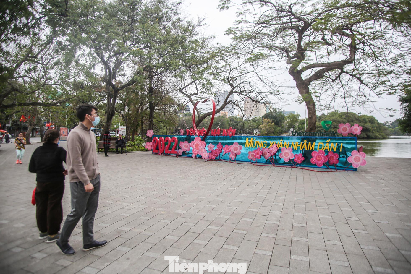Cụm trang trí chào đón năm mới được đặt quanh hồ.