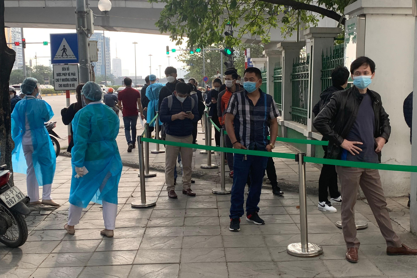 "Mấy hôm nay mọi người chuẩn bị về quê ăn Tết. Thế nên số người đến xét nghiệm COVID-19 tăng lên. Từ sáng đến chiều tối, đều có người xếp hàng chờ xét nghiệm", một nhân viên ở đây cho biết. "Mấy hôm nay mọi người chuẩn bị về quê ăn Tết. Thế nên số người đến xét nghiệm COVID-19 tăng lên. Từ sáng đến chiều tối, đều có người xếp hàng chờ xét nghiệm", một nhân viên ở đây cho biết.