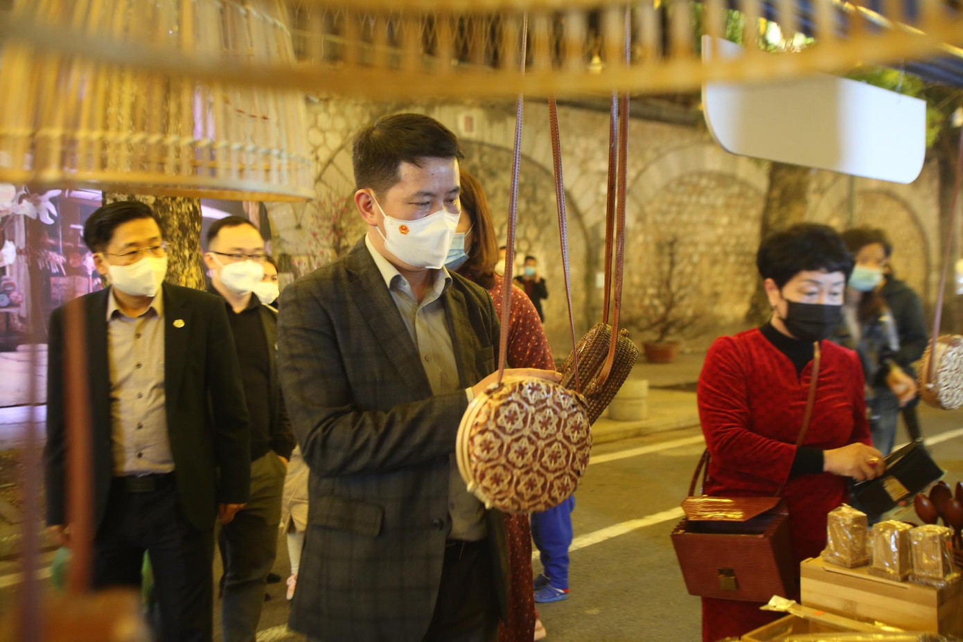 Chủ tịch UBND quận Hoàn Kiếm Phạm Tuấn Long thăm gian hàng bán các sản phẩm làm từ mây tre đan truyền thống được bày bán tại chợ hoa. Chủ tịch UBND quận Hoàn Kiếm Phạm Tuấn Long thăm gian hàng bán các sản phẩm làm từ mây tre đan truyền thống được bày bán tại chợ hoa.