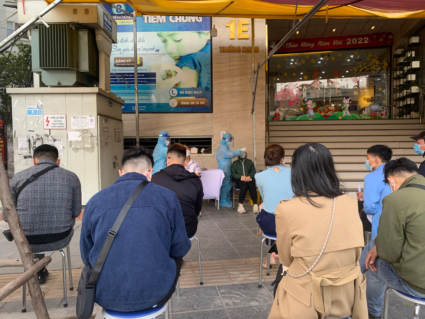 "Tôi ở quận Thanh Xuân, đang là vùng vàng. Khi về quê, tôi cần phải khai báo y tế và xét nghiệm nhanh tại trạm y tế của xã. Tuy nhiên để chắc chắn nên tôi đến đây để xét nghiệm trước khi lên xe về quê", chị Hằng (Hà Tĩnh) chia sẻ. "Tôi ở quận Thanh Xuân, đang là vùng vàng. Khi về quê, tôi cần phải khai báo y tế và xét nghiệm nhanh tại trạm y tế của xã. Tuy nhiên để chắc chắn nên tôi đến đây để xét nghiệm trước khi lên xe về quê", chị Hằng (Hà Tĩnh) chia sẻ.