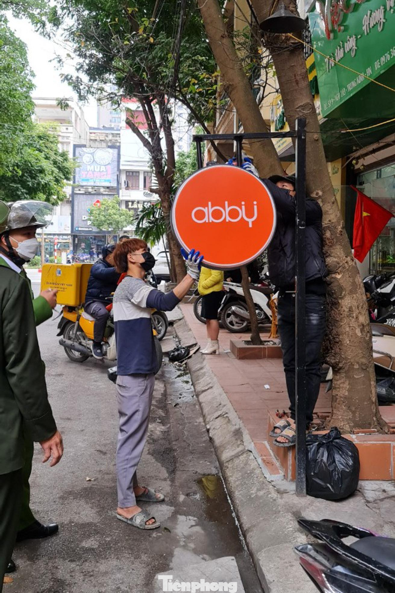 Lực lượng chức năng triển khai kiểm tra tại các tuyến đường huyết mạch trên quận Cầu Giấy. Lực lượng chức năng triển khai kiểm tra tại các tuyến đường huyết mạch trên quận Cầu Giấy.