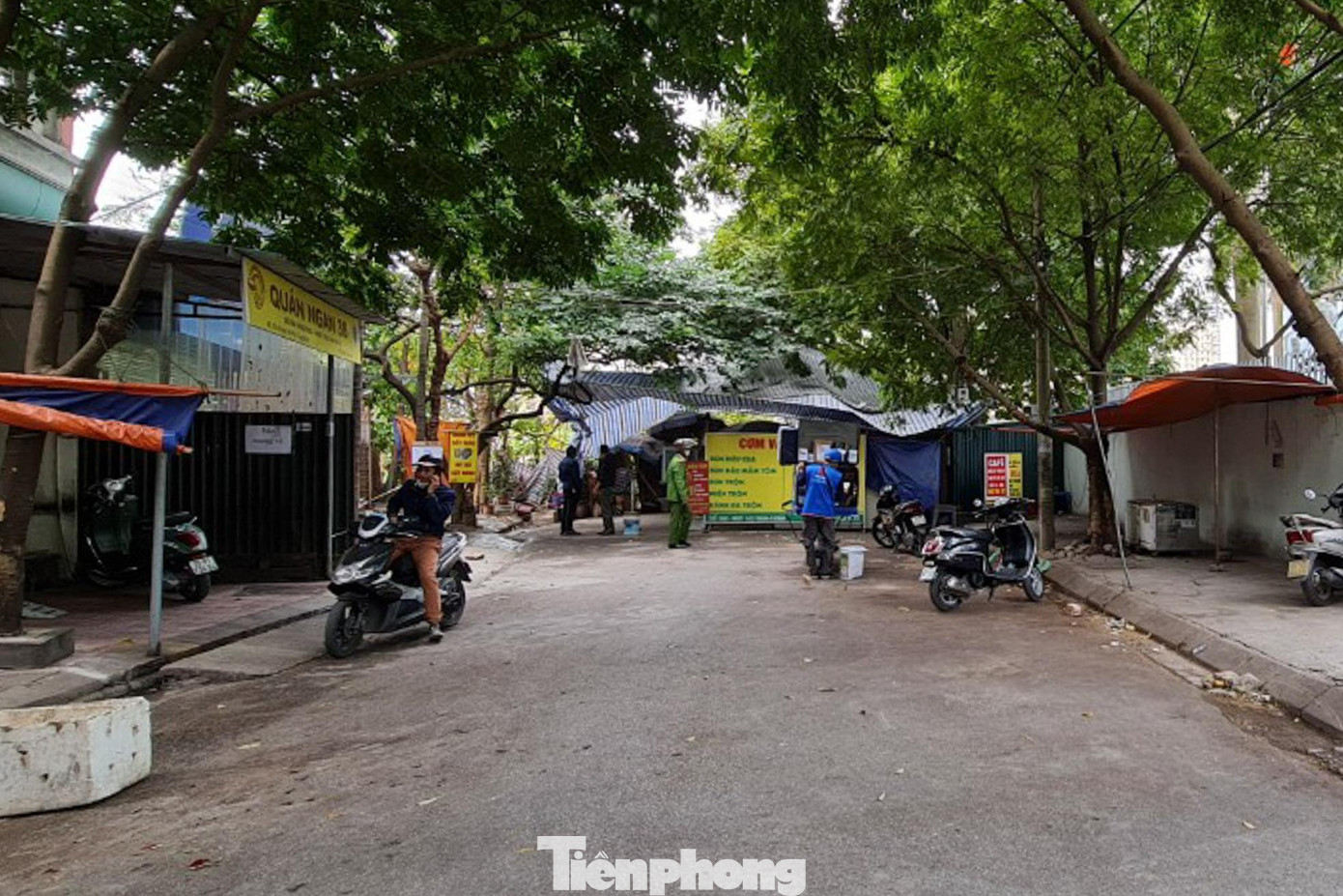 Phát hiện, xử lý trường hợp vi phạm phòng chống dịch khi quận Cầu Giấy đang là vùng "cam". Phát hiện, xử lý trường hợp vi phạm phòng chống dịch khi quận Cầu Giấy đang là vùng "cam".