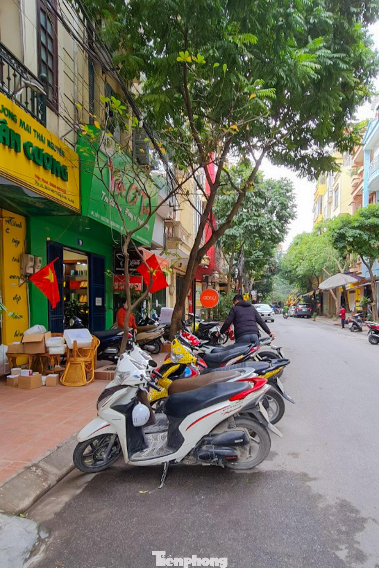 Xử lý chiếm dụng lòng đường hè phố để trông giữ phương tiện. Xử lý chiếm dụng lòng đường hè phố để trông giữ phương tiện.