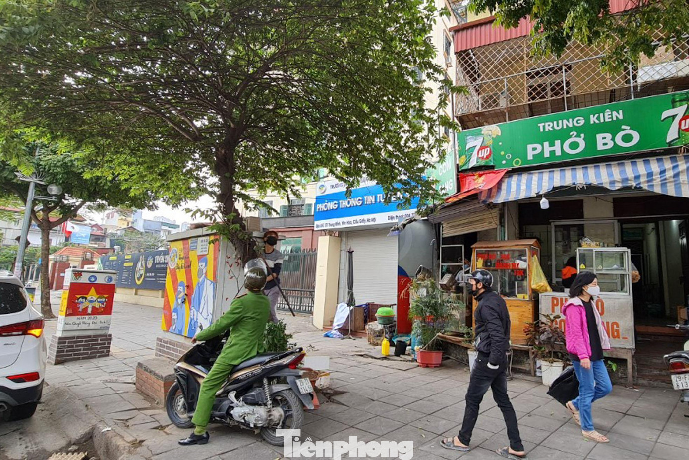 Trong thời gian này, công an quận Cầu Giấy và các đơn vị phối hợp tiếp tục công tác tuyên truyền đến tất cả người dân chấp hành nghiêm những quy định về đảm bảo trật tự an toàn giao thông, đô thị, vệ sinh môi trường. Trong thời gian này, công an quận Cầu Giấy và các đơn vị phối hợp tiếp tục công tác tuyên truyền đến tất cả người dân chấp hành nghiêm những quy định về đảm bảo trật tự an toàn giao thông, đô thị, vệ sinh môi trường.