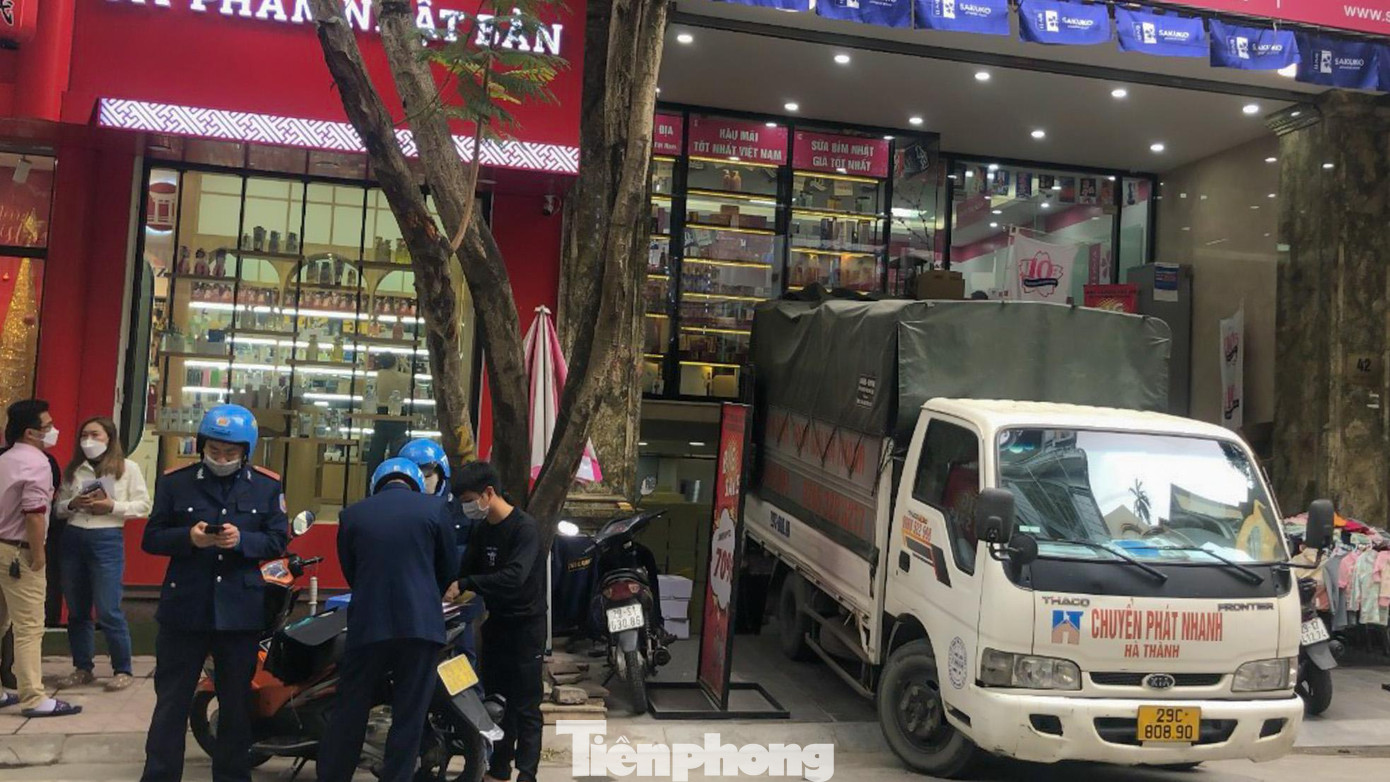 Xử lý triệt để các lỗi vi phạm về trật tự giao thông: không đội mũ bảo hiểm, đỗ xe sai quy định. Xử lý triệt để các lỗi vi phạm về trật tự giao thông: không đội mũ bảo hiểm, đỗ xe sai quy định.