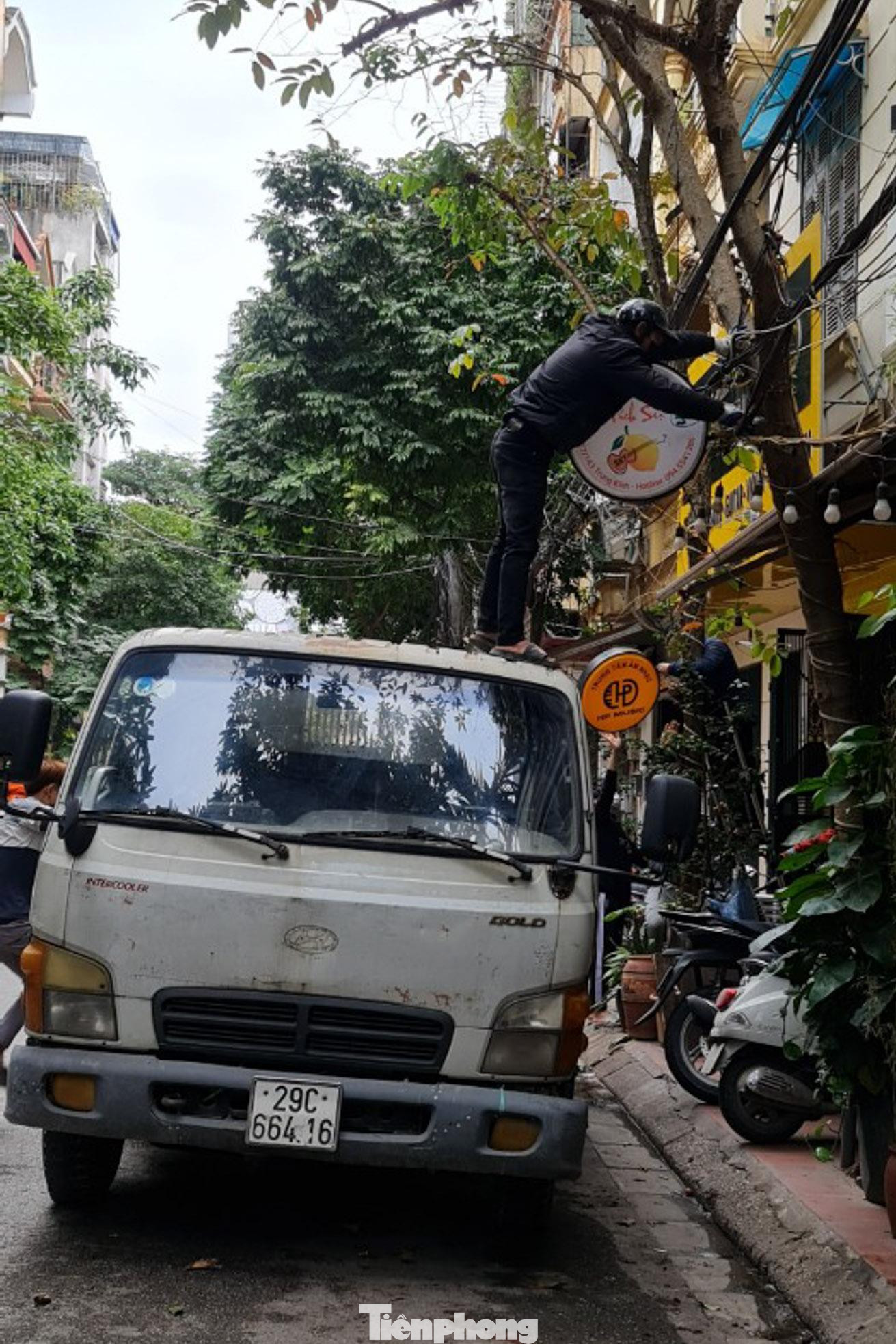 Lực lượng chức năng tháo dỡ biển sai quy định. Lực lượng chức năng tháo dỡ biển sai quy định.