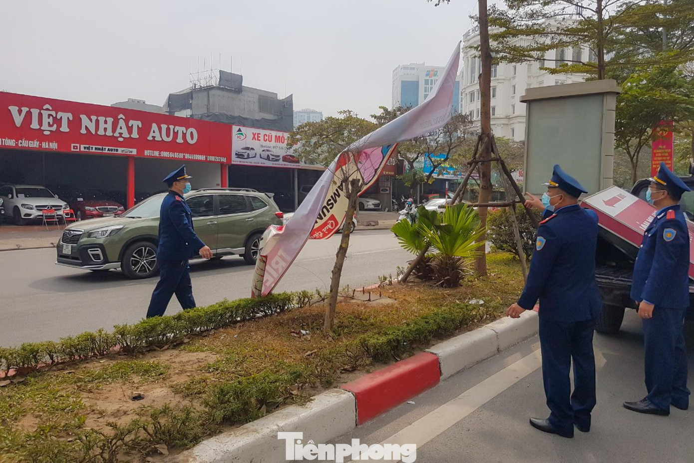 Xử lý bảng biển treo trên cây và cột điện mất mỹ quan đô thị. Xử lý bảng biển treo trên cây và cột điện mất mỹ quan đô thị.