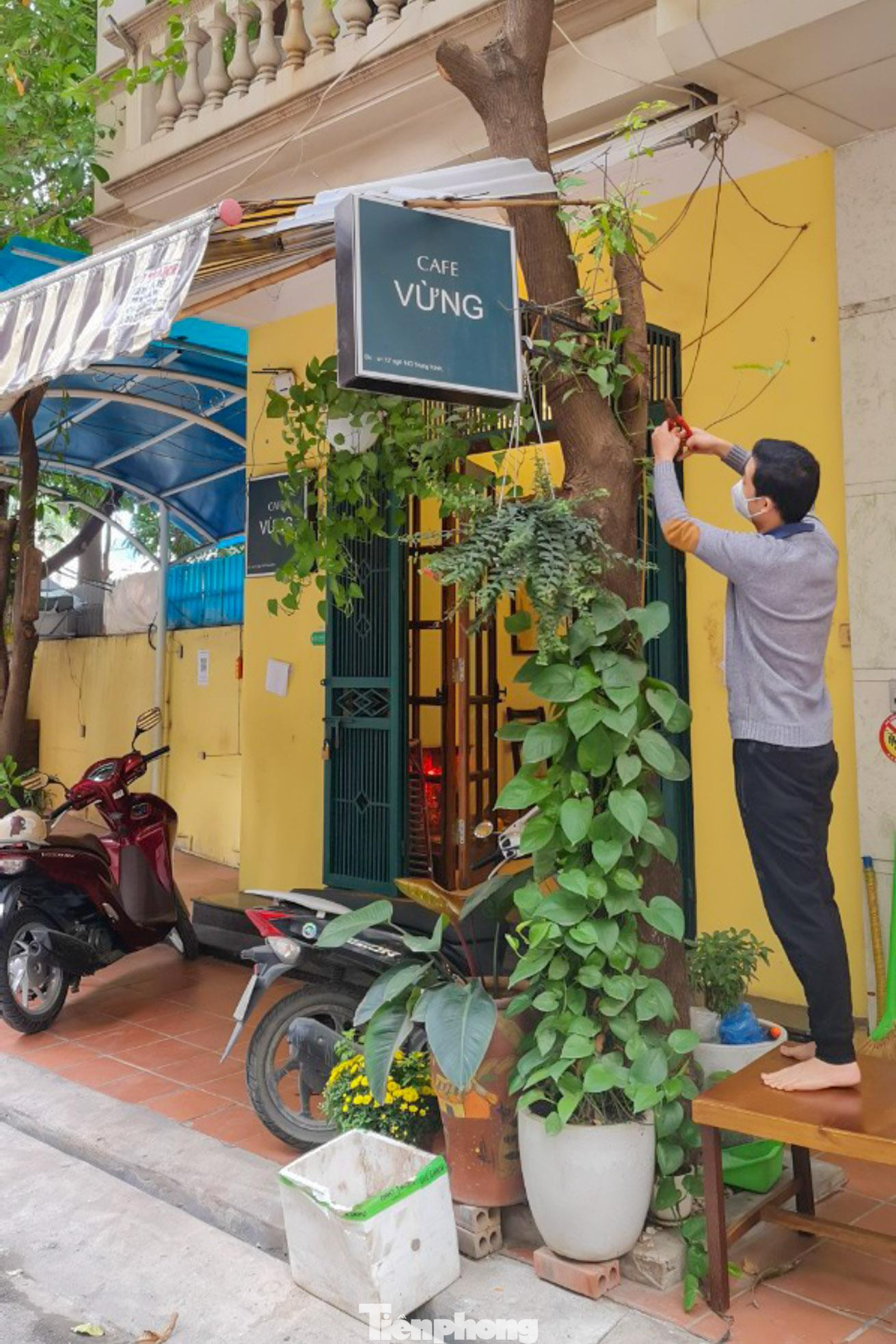 Đồng thời huy động lực lượng tăng cường tuần tra kiểm soát, xử lý nghiêm những trường hợp vi phạm; tập trung vào những trường hợp, điểm vi phạm nổi cộm, gây bức xúc trong nhân dân. Đồng thời huy động lực lượng tăng cường tuần tra kiểm soát, xử lý nghiêm những trường hợp vi phạm; tập trung vào những trường hợp, điểm vi phạm nổi cộm, gây bức xúc trong nhân dân.