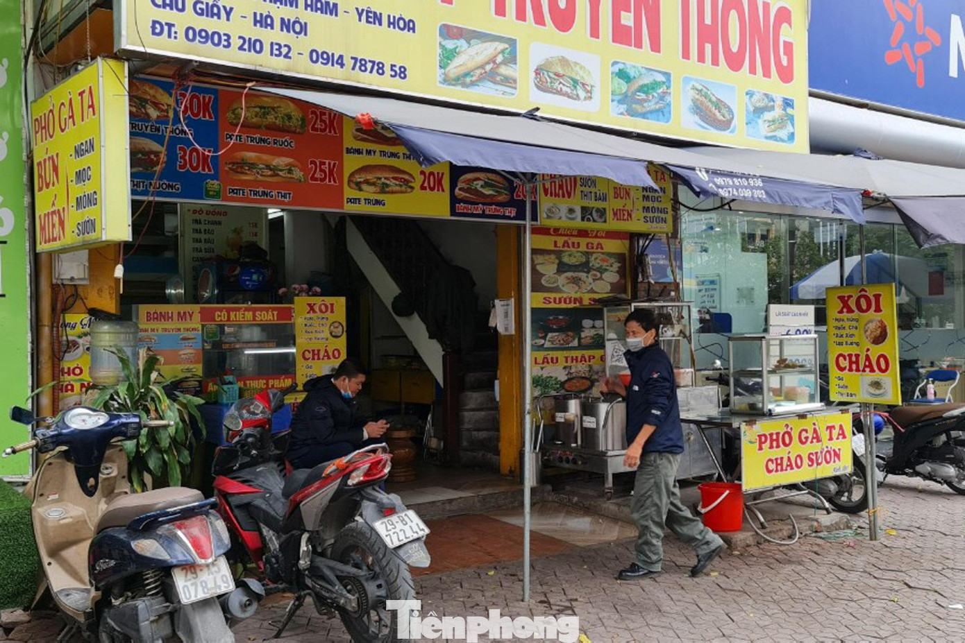 Xử lý nghiêm các trường hợp sử dụng trái phép lòng đường, hè phố để kinh doanh dịch vụ ăn uống, bày bán hàng hóa. Xử lý nghiêm các trường hợp sử dụng trái phép lòng đường, hè phố để kinh doanh dịch vụ ăn uống, bày bán hàng hóa.