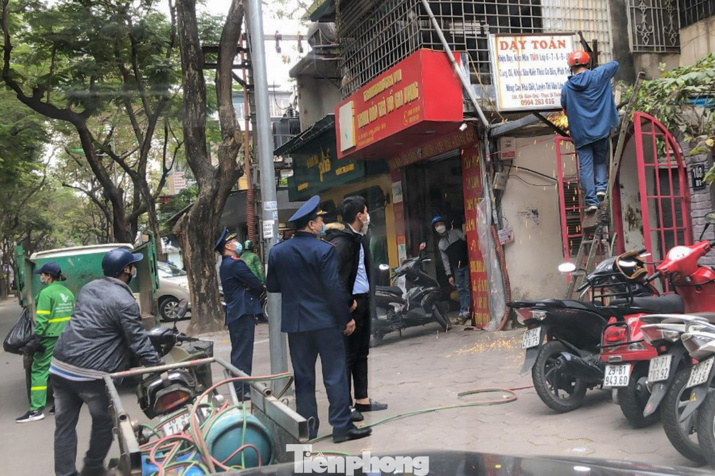 Lực lượng chức năng xử lý, tháo dỡ mái che, hiên di động. Lực lượng chức năng xử lý, tháo dỡ mái che, hiên di động.