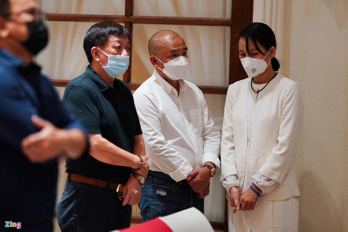 Đạo diễn Đoàn Bình mất ngày 6/1 sau vụ tai nạn giao thông. Sự ra đi của nam đạo diễn để lại niềm thương tiếc cho gia đình, đồng nghiệp. Chị Mai Anh - vợ đạo diễn Đoàn Bình lo liệu lễ tang cho chồng. Với chị, anh là người chồng thương yêu vợ con, có trách nhiệm với công việc. "Anh đã sống một cuộc đời thẳng thắn, luôn tìm cách quan tâm, khích lệ người khác. Anh lớn hơn tôi nhiều tuổi nhưng là người che nắng, che mưa cho tôi những năm qua", chị Mai Anh nói với Zing. Đạo diễn Đoàn Bình mất ngày 6/1 sau vụ tai nạn giao thông. Sự ra đi của nam đạo diễn để lại niềm thương tiếc cho gia đình, đồng nghiệp. Chị Mai Anh - vợ đạo diễn Đoàn Bình lo liệu lễ tang cho chồng. Với chị, anh là người chồng thương yêu vợ con, có trách nhiệm với công việc. "Anh đã sống một cuộc đời thẳng thắn, luôn tìm cách quan tâm, khích lệ người khác. Anh lớn hơn tôi nhiều tuổi nhưng là người che nắng, che mưa cho tôi những năm qua", chị Mai Anh nói với Zing.