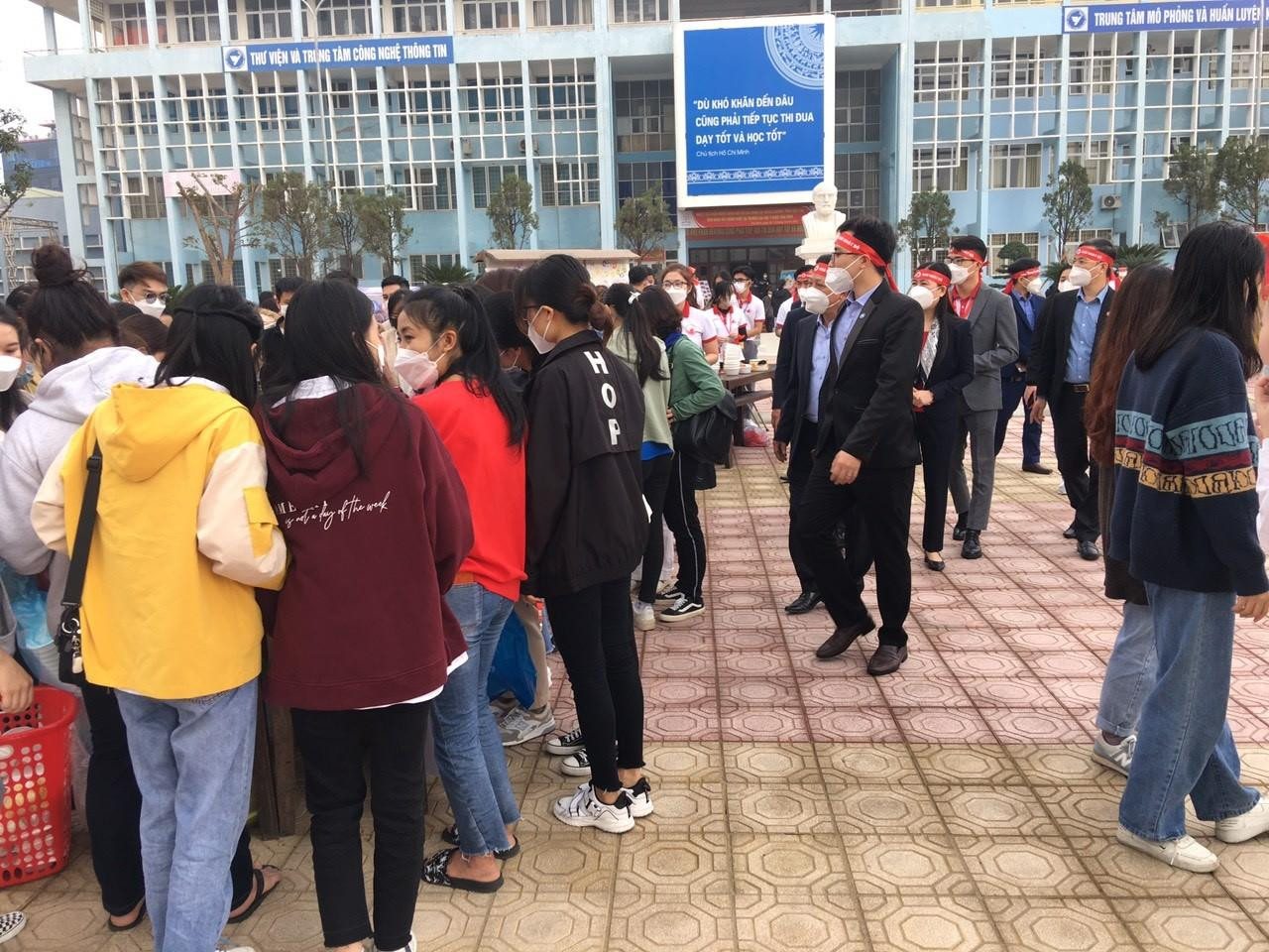 Thầy cô tại Đại học Y – Dược Thái Bình cùng các Lãnh đạo ban, ngành, khối cơ quan và các bạn đoàn viên thanh niên, sinh viên tham gia sự kiện