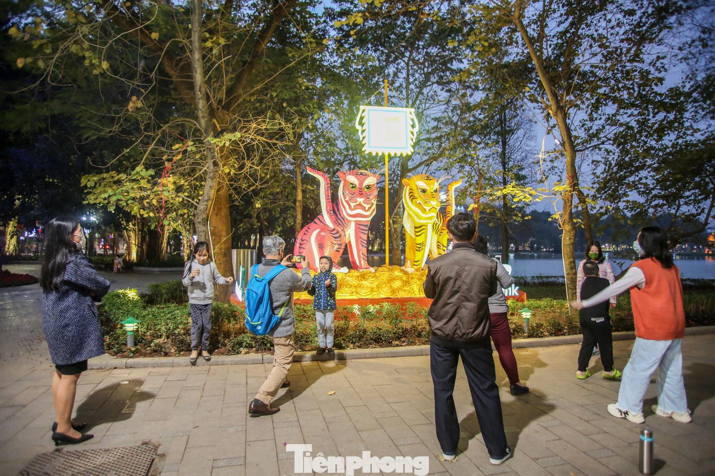 Công trình sử dụng chất liệu composite, khung thép, mica, đèn led. Kích thước: cao đỉnh cờ 4,5m, rộng bệ mây 6m x 1,25m.