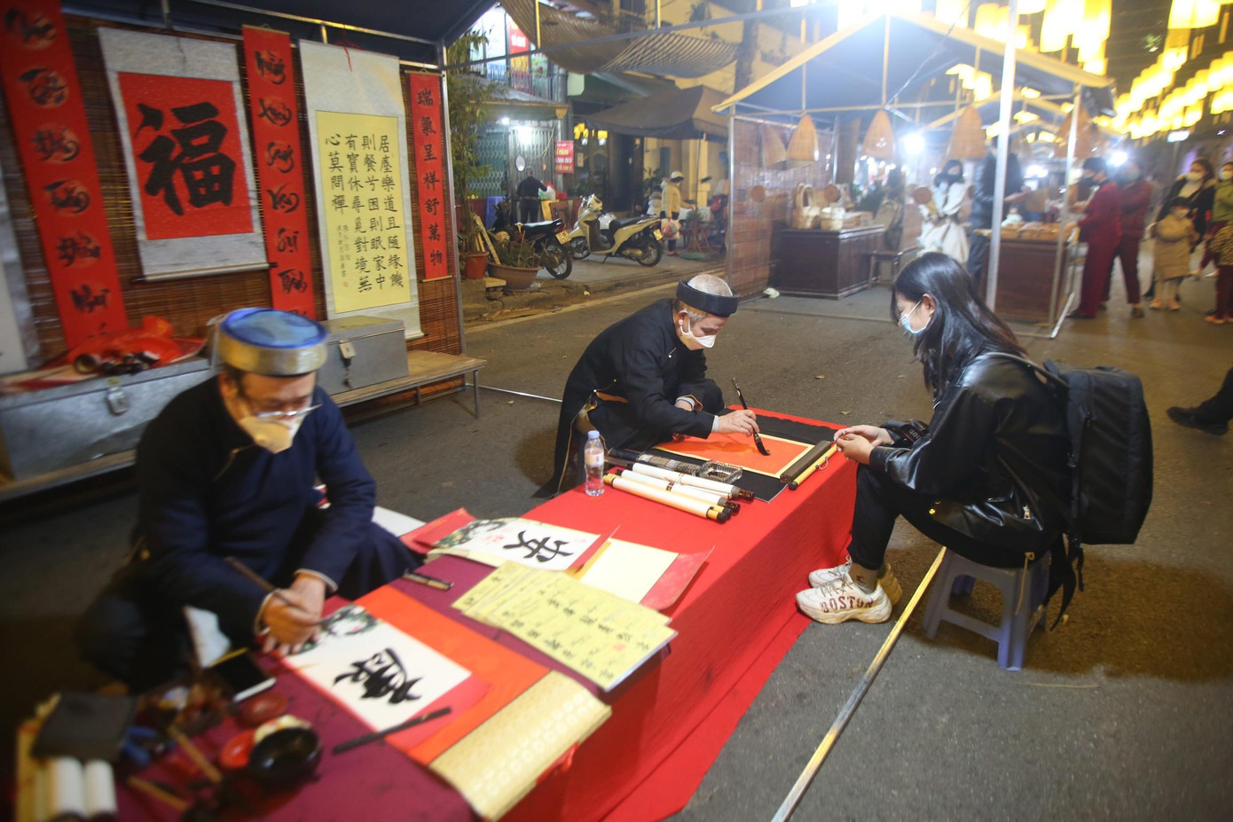 Tái hiện cảnh xin chữ- cho chữ với hình ảnh ông đồ tại hội chợ. Tái hiện cảnh xin chữ- cho chữ với hình ảnh ông đồ tại hội chợ.