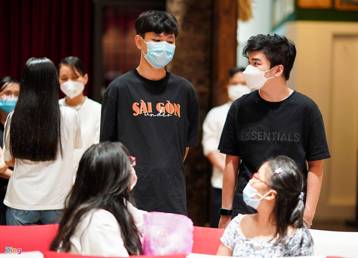 Đạo diễn Đoàn Bình ra đi đột ngột, để lại 4 người con. Thi hài của nam đạo diễn được hỏa táng vào ngày 7/1. Gia đình đợi người thân của anh từ Mỹ về Việt Nam để tổ chức lễ tang. Tuy nhiên, do ảnh hưởng của dịch, họ không thể về để tiễn biệt anh trong giây phút cuối cùng. Các chị gái của đạo diễn Đoàn Bình là nghệ sĩ Mai Phương, Mai Lan, Mai Trang đau buồn khi em trai qua đời ở tuổi 46. Đạo diễn Đoàn Bình ra đi đột ngột, để lại 4 người con. Thi hài của nam đạo diễn được hỏa táng vào ngày 7/1. Gia đình đợi người thân của anh từ Mỹ về Việt Nam để tổ chức lễ tang. Tuy nhiên, do ảnh hưởng của dịch, họ không thể về để tiễn biệt anh trong giây phút cuối cùng. Các chị gái của đạo diễn Đoàn Bình là nghệ sĩ Mai Phương, Mai Lan, Mai Trang đau buồn khi em trai qua đời ở tuổi 46.