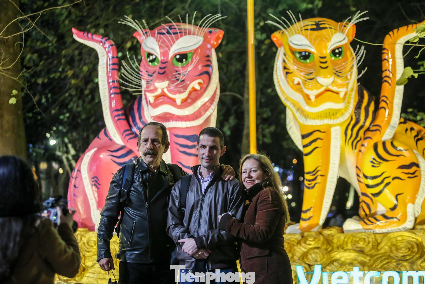 Du khách nước ngoài dạo Hồ Gươm đón giao thừa Tết nguyên đán. Du khách nước ngoài dạo Hồ Gươm đón giao thừa Tết nguyên đán.