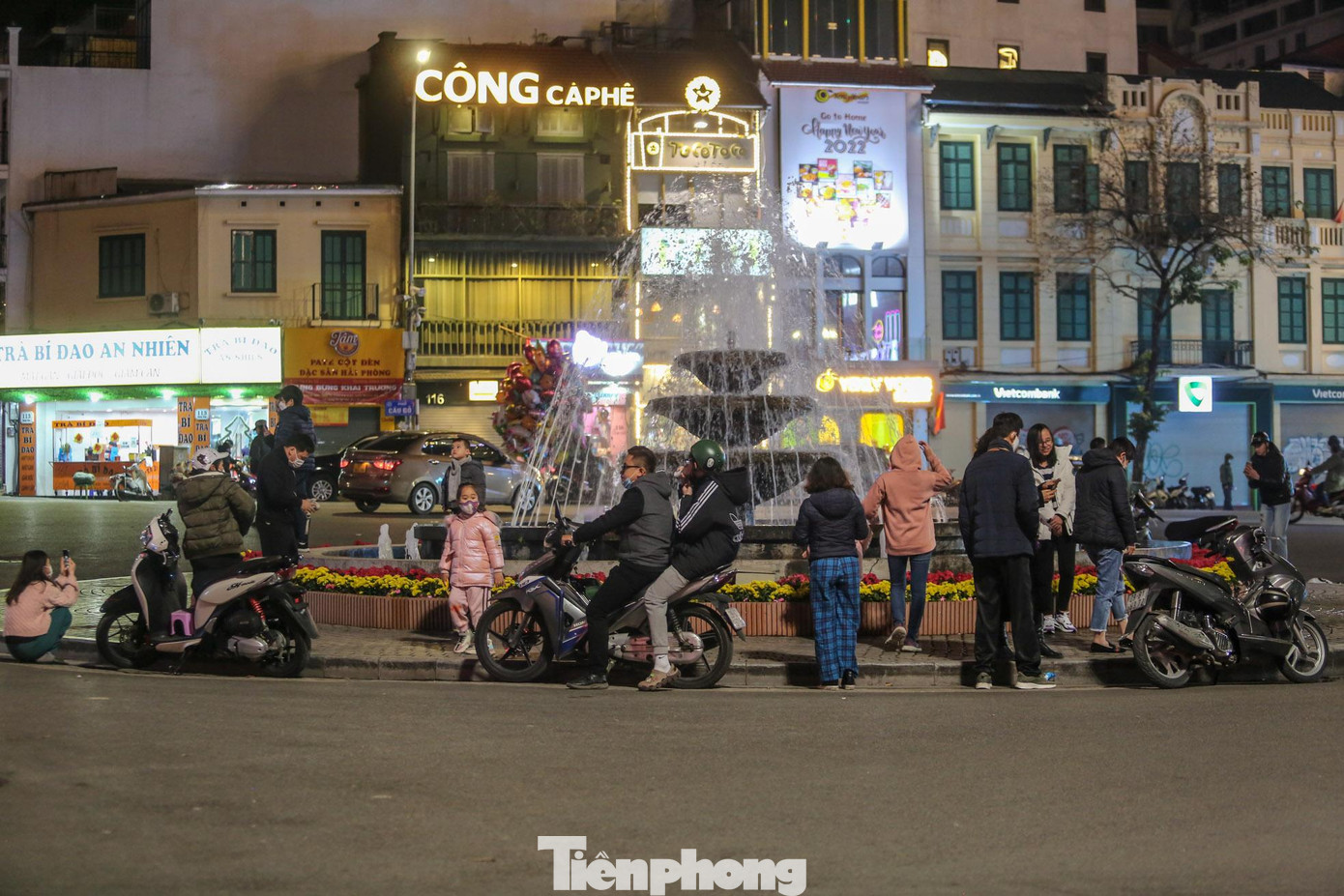 Chụp ảnh bên đài phun nước. Chụp ảnh bên đài phun nước.