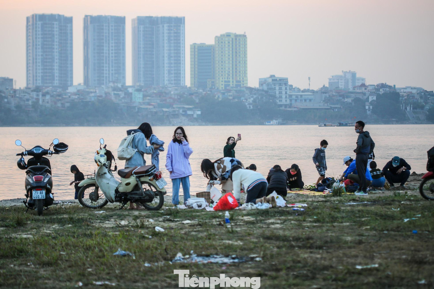 Khu vực sát bờ sông Hồng là nơi tụ tập đông người nhất tại đây.