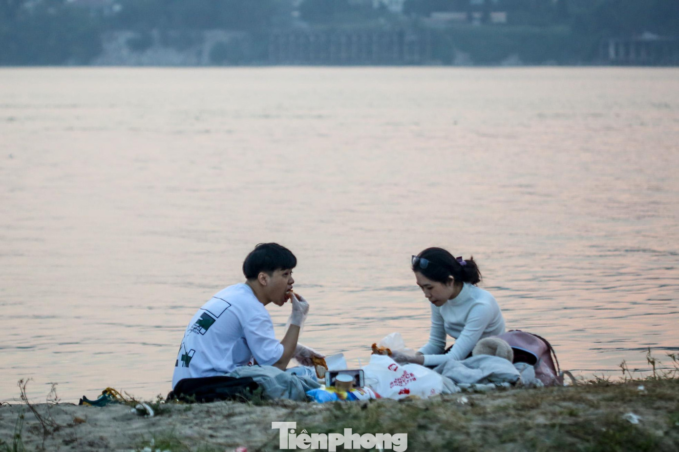 Một đôi bạn trẻ tận dụng ngày nghỉ để "hẹn hò" tại khu vực này.