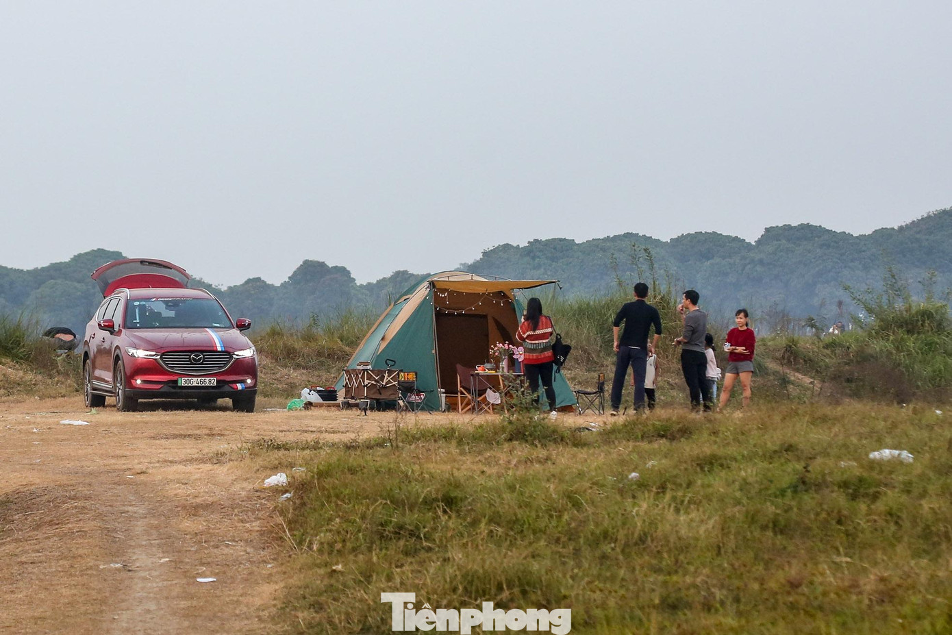 Một chiếc lều gia đình được dựng tại một khu đất trống.