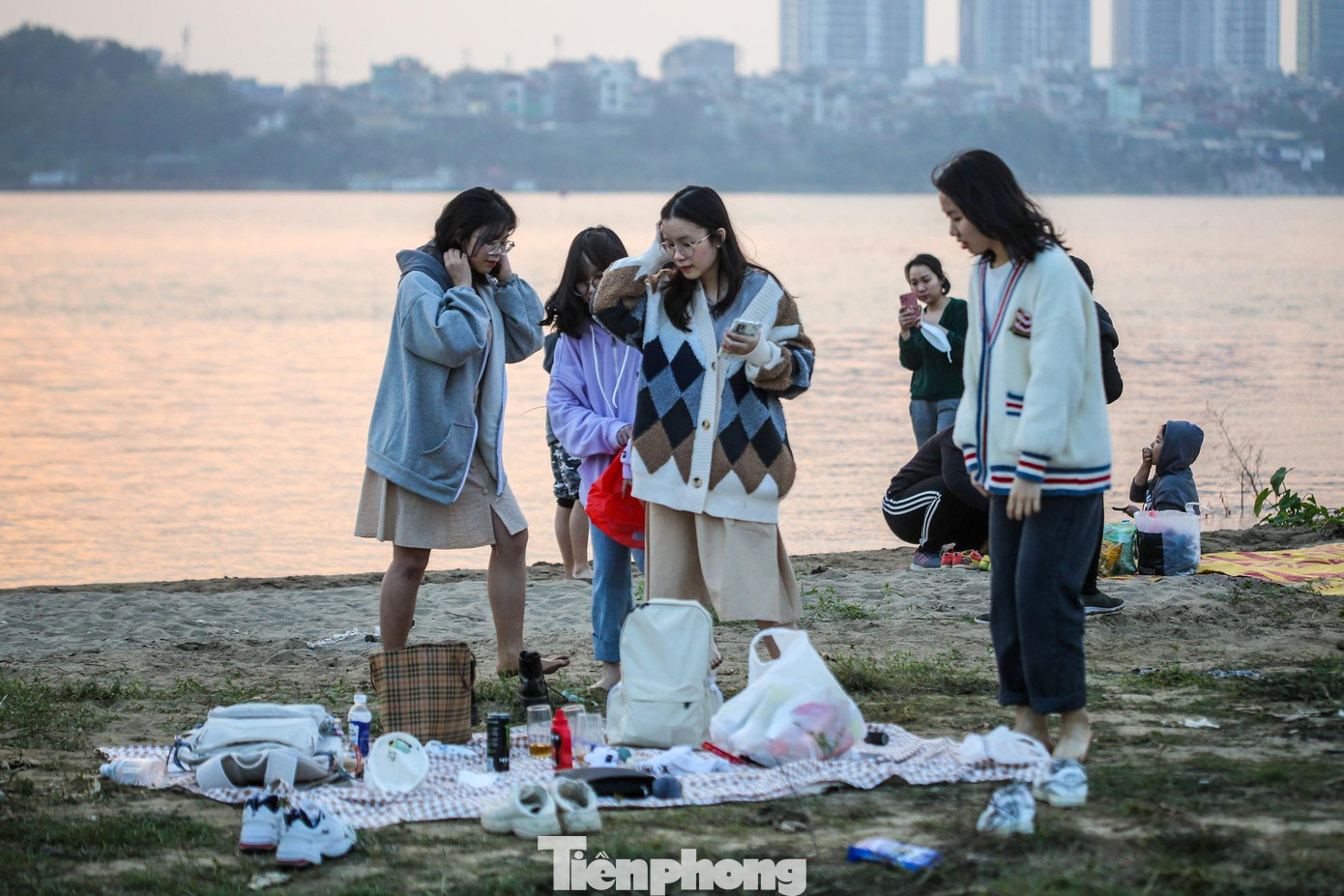 Nhóm bạn trẻ tụ tập ăn uống mà không đeo khẩu trang phòng dịch COVID-19.