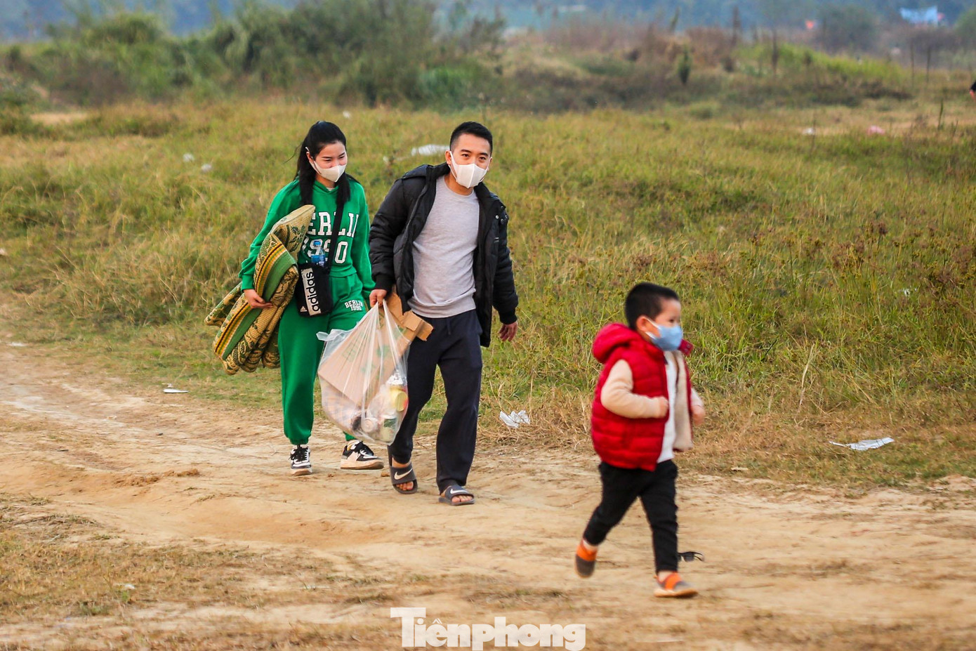 Nhiều gia đình đi ô tô phải để xe ngoài xa xong mới có thể đi bộ vào.